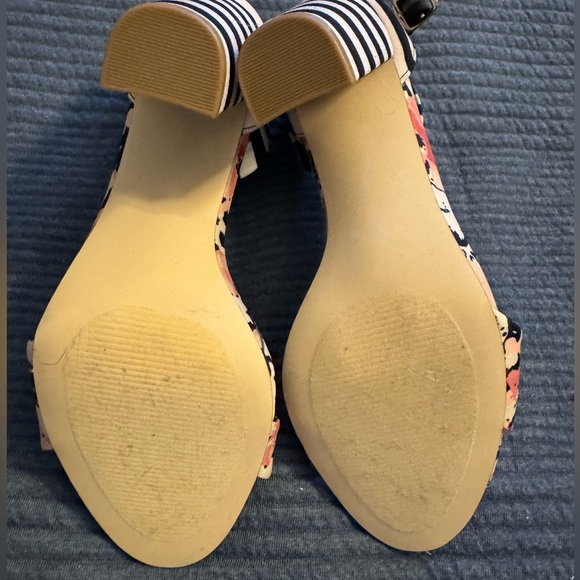 NWOT JustFab size 9 Floral & Black Stripe Ankle Strap Heels - Picture 4 of 4